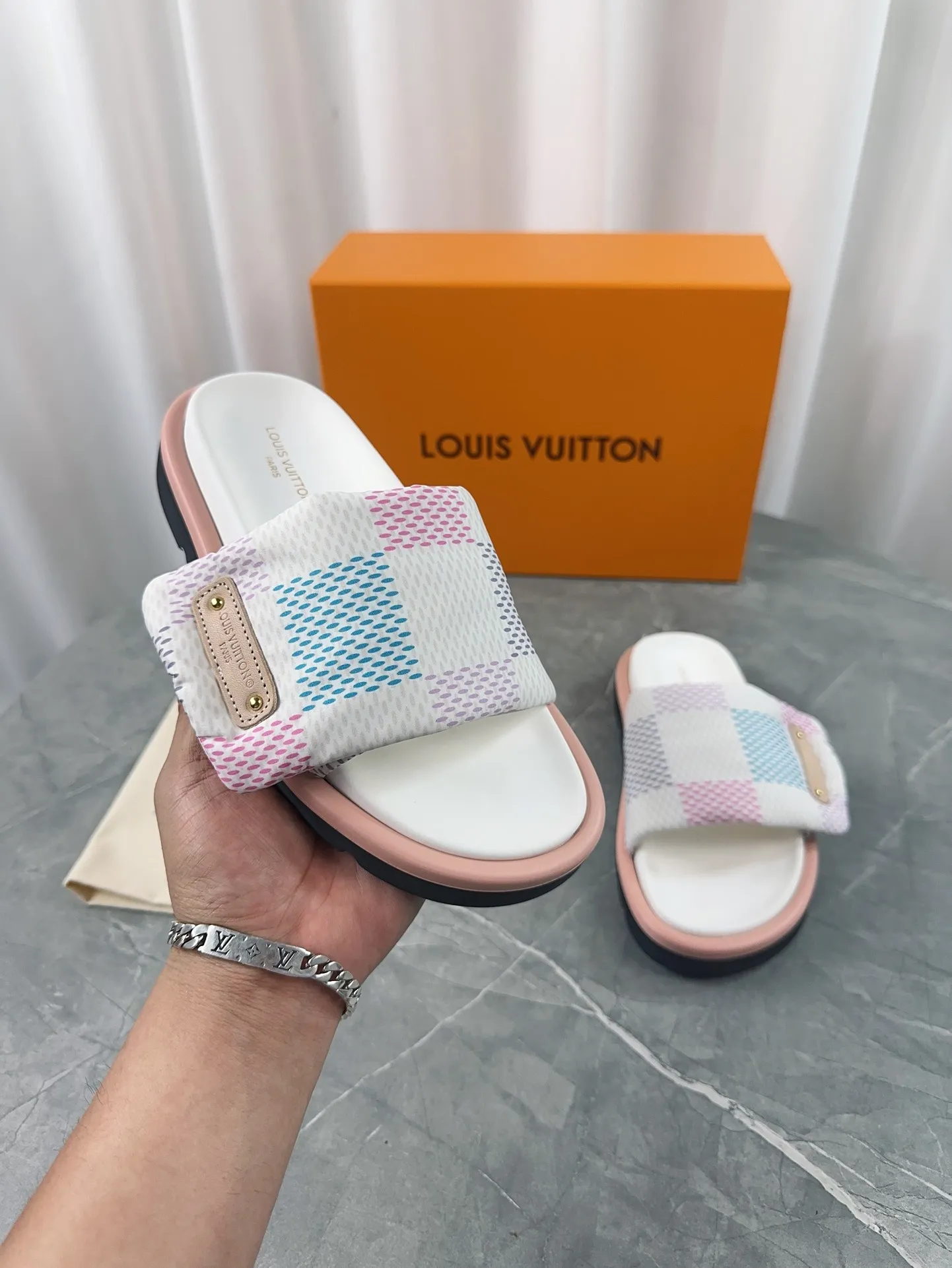 👟👟Ex-factory price 360👟👟 Women's Shoes Women's Clothing LV Donkey Brand L Home 2024 Hot Style Embossed Logo Embossed Sandals This Pool Pillow Comfort flat sandals are made of technical fabrics and use high-frequency embossing technology to reinterpret the Monogram pattern. Soft padded upper with adjustable Velcro, comfortable and tough insole adds harmonious color ▪️Fabric: Original customized technical fabric ▪️Lining: soft sheepskin lining ▪️Sole: Original open-molded rubber foam outsole Color: sky blue. Yellow. Black ▪️Size: 35-45